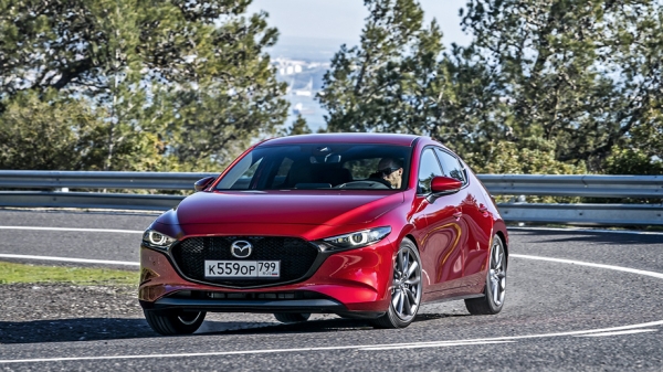 Подпрыгиваем на неровностях за рулём хэтчбека Mazda 3 Подпрыгиваем на неровностях за рулём хэтчбека Mazda 3