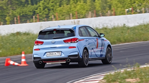 Атакуем поребрики Мячково парочкой хот-хэтчей Hyundai i30 N