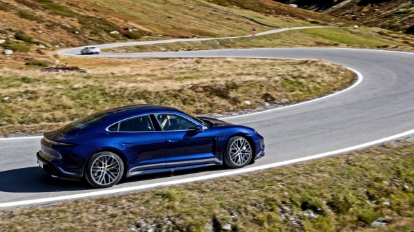 Разряжаем 800-вольтовые седаны Porsche Taycan Разряжаем 800-вольтовые седаны Porsche Taycan