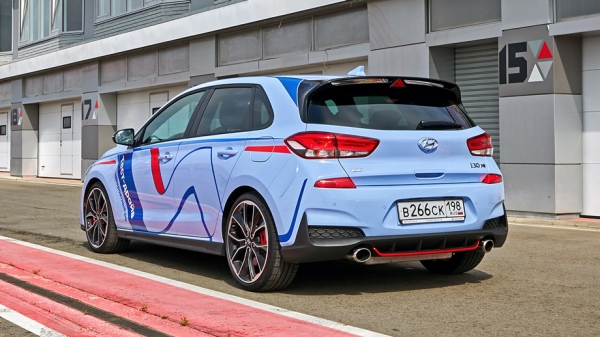 Атакуем поребрики Мячково парочкой хот-хэтчей Hyundai i30 N
