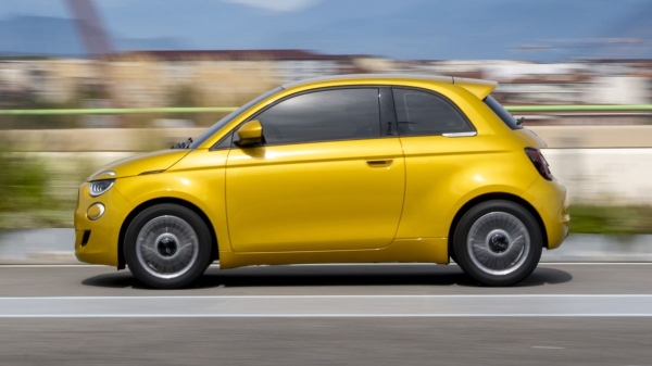 Новый бензиновый Fiat 500 выходит на рынок