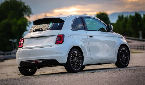 Новый бензиновый Fiat 500 выходит на рынок