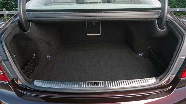 Фиксируем сугубо внешнюю смену имиджа седаном Genesis G90