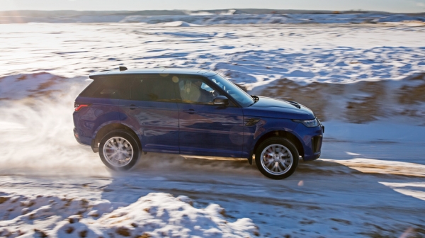 Сравниваем Mercedes-AMG G 63 и Range Rover Sport SVR Сравниваем Mercedes-AMG G 63 и Range Rover Sport SVR