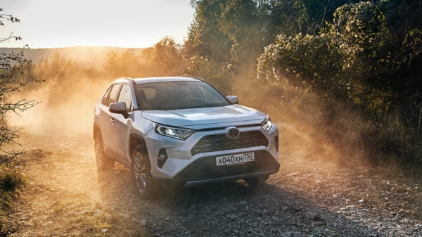 Находим заносчивым кроссовер Toyota RAV4 пятого поколения Находим заносчивым кроссовер Toyota RAV4 пятого поколения