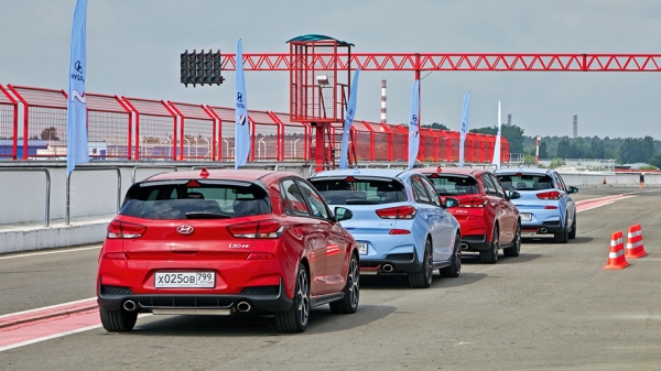Атакуем поребрики Мячково парочкой хот-хэтчей Hyundai i30 N