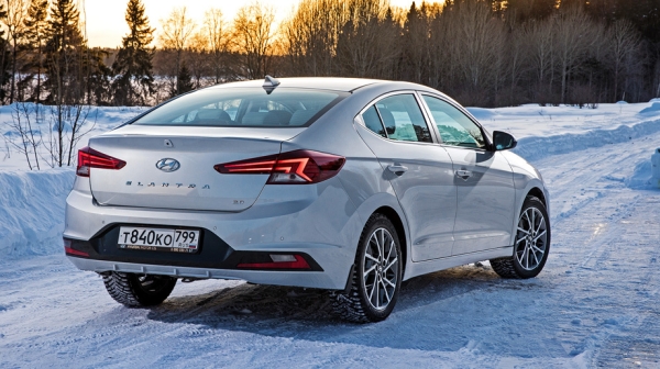 Заглядываем под новую маску знакомого седана Hyundai Elantra