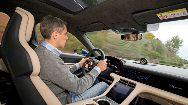 Разряжаем 800-вольтовые седаны Porsche Taycan Разряжаем 800-вольтовые седаны Porsche Taycan