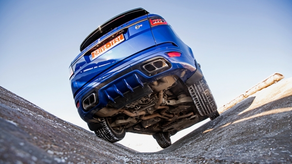Сравниваем Mercedes-AMG G 63 и Range Rover Sport SVR Сравниваем Mercedes-AMG G 63 и Range Rover Sport SVR