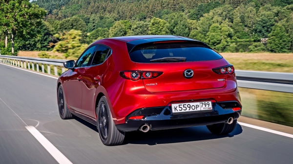 Подпрыгиваем на неровностях за рулём хэтчбека Mazda 3 Подпрыгиваем на неровностях за рулём хэтчбека Mazda 3