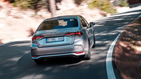 Отмечаем умеренность прогресса в седане Toyota Corolla Отмечаем умеренность прогресса в седане Toyota Corolla