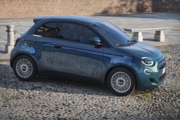 Новый бензиновый Fiat 500 выходит на рынок