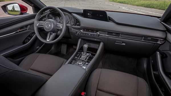 Подпрыгиваем на неровностях за рулём хэтчбека Mazda 3 Подпрыгиваем на неровностях за рулём хэтчбека Mazda 3