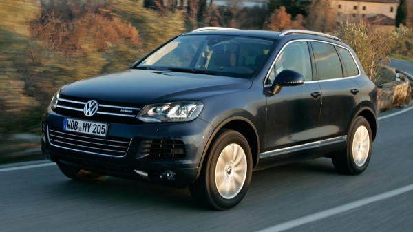 Топливный Volkswagen Touareg приготовился уехать в закат
