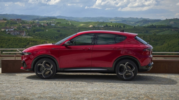 Кроссовер Alfa Romeo Tonale обновлен снаружи и внутри Кроссовер Alfa Romeo Tonale обновлен снаружи и внутри