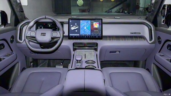 Обновленный кроссовер Rox 01 предстал в обличье Polestones Adamas Обновленный кроссовер Rox 01 предстал в обличье Polestones Adamas