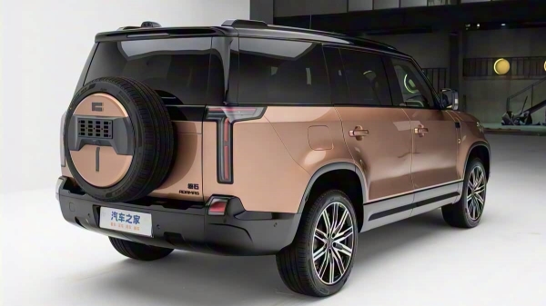 Обновленный кроссовер Rox 01 предстал в обличье Polestones Adamas Обновленный кроссовер Rox 01 предстал в обличье Polestones Adamas