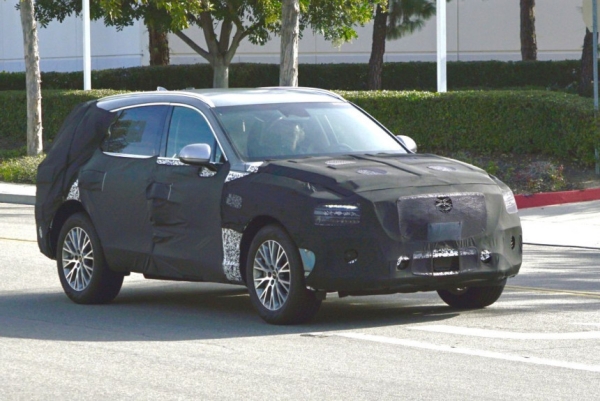 В США замечен гибридный кроссовер Genesis GV80