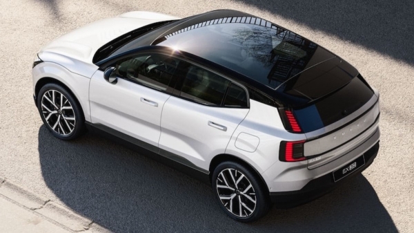 Кроссовер Volvo EX30 обрел новую базовую версию и почернел