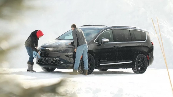 Показана внешность обновленного минивэна Chrysler Pacifica