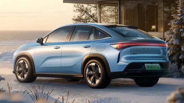 Китайский Geely Atlas стал гибридным купе-кроссовером 