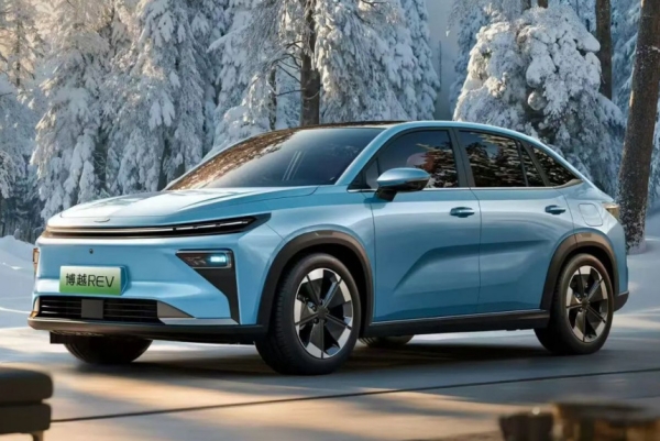 Китайский Geely Atlas стал гибридным купе-кроссовером 