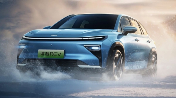 Китайский Geely Atlas стал гибридным купе-кроссовером 