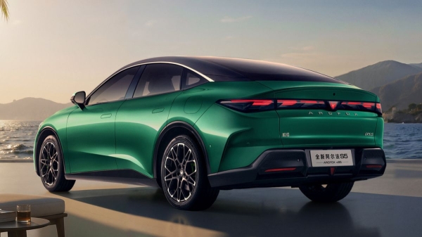 Обновленный седан Arcfox αS5 стал гибридом и позеленел Обновленный седан Arcfox αS5 стал гибридом и позеленел