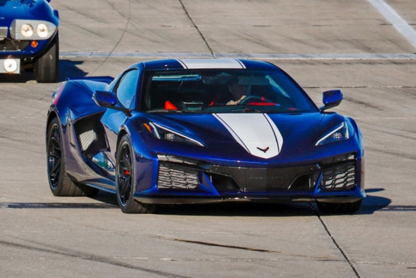 Компания Chevrolet анонсировала новый Corvette Grand Sport на гоночной трассе Компания Chevrolet анонсировала новый Corvette Grand Sport на гоночной трассе