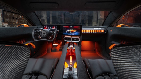 Лифтбек Mercedes-AMG GT предъявил серийный салон