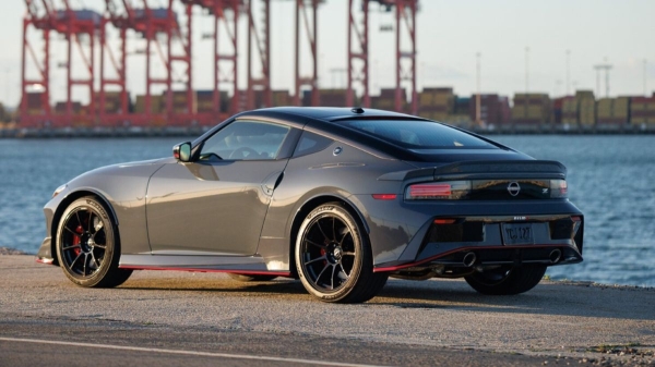 Nissan Z Nismo обрел механическую коробку передач Nissan Z Nismo обрел механическую коробку передач