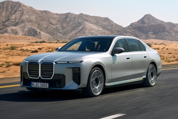 Обновленная &laquo;семерка&raquo; BMW сохранила спорную внешность, но получила новый салон