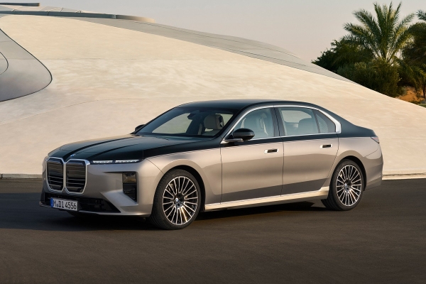 Обновленная &laquo;семерка&raquo; BMW сохранила спорную внешность, но получила новый салон