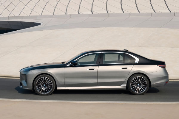 Обновленная &laquo;семерка&raquo; BMW сохранила спорную внешность, но получила новый салон