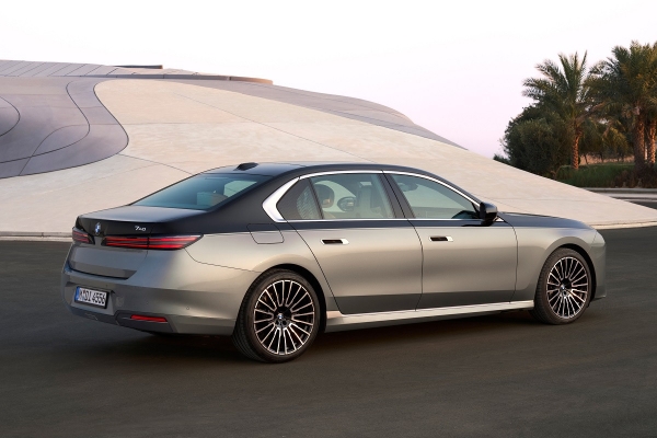 Обновленная &laquo;семерка&raquo; BMW сохранила спорную внешность, но получила новый салон