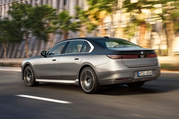 Обновленная &laquo;семерка&raquo; BMW сохранила спорную внешность, но получила новый салон