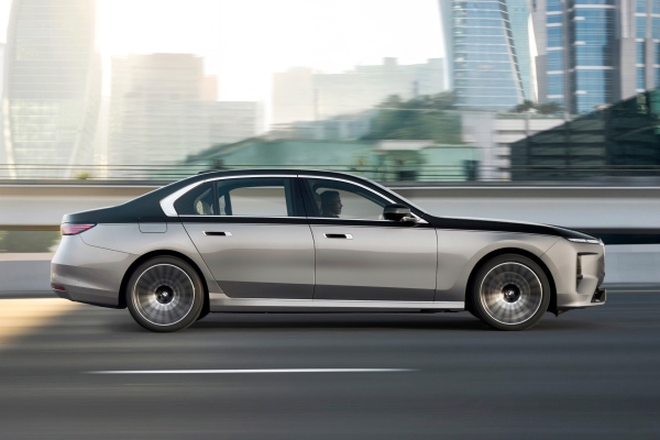 Обновленная &laquo;семерка&raquo; BMW сохранила спорную внешность, но получила новый салон