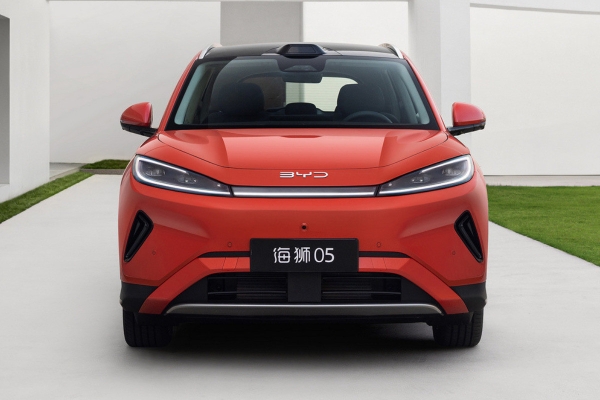 Рестайлинг принес гибриду и электромобилю BYD Sealion 05 одинаковую внешность