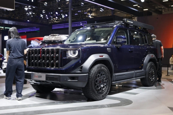 Компания Hongqi представила новый рамный внедорожник и обновленный седан H9