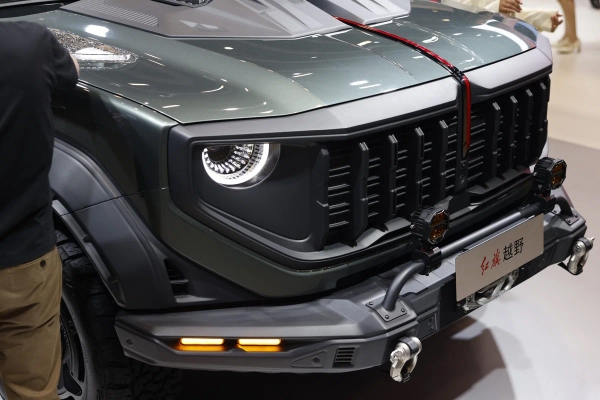 Компания Hongqi представила новый рамный внедорожник и обновленный седан H9