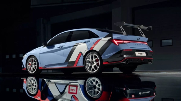 Спортседан Hyundai Elantra N TCR: окрыленный гонками