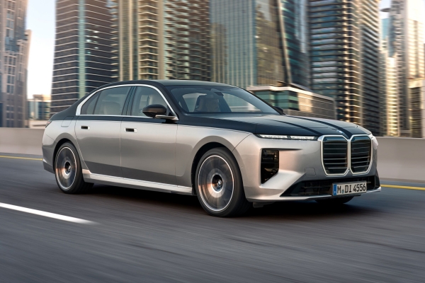 Обновленная &laquo;семерка&raquo; BMW сохранила спорную внешность, но получила новый салон