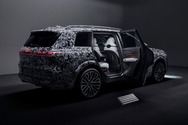 Audi показала салон большого кроссовера Q9 Audi показала салон большого кроссовера Q9