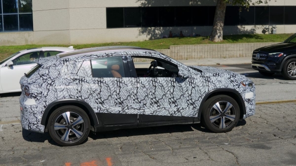 Новый Mercedes-Benz GLA замечен на испытаниях в США