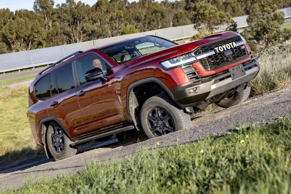Гибрид Toyota Land Cruiser 300 расширяет рынки сбыта