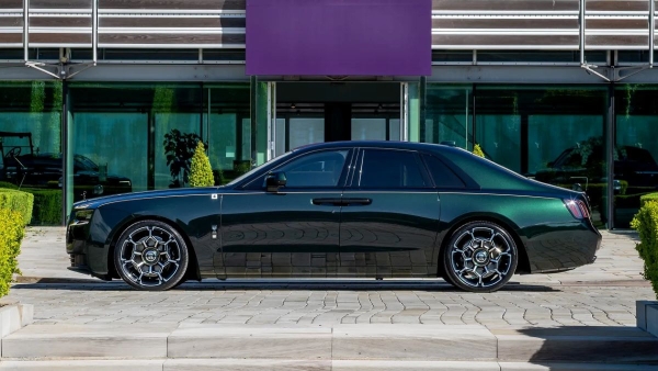 Уникальный Rolls-Royce Ghost: юбилейный автогонщик Уникальный Rolls-Royce Ghost: юбилейный автогонщик