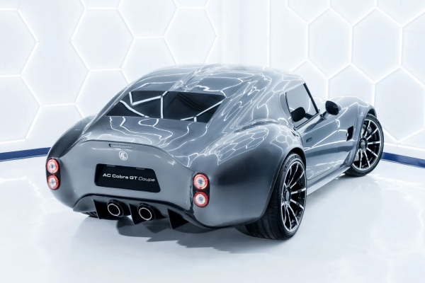 Компания AC Cars представила очень дорогое купе с карбоновым кузовом