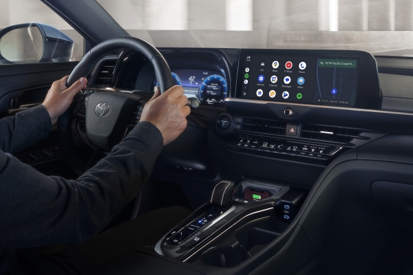 Седан Toyota Crown Crossover обновился в Америке и готовится к рестайлингу в Японии Седан Toyota Crown Crossover обновился в Америке и готовится к рестайлингу в Японии