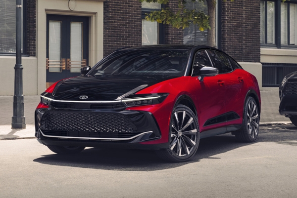Седан Toyota Crown Crossover обновился в Америке и готовится к рестайлингу в Японии Седан Toyota Crown Crossover обновился в Америке и готовится к рестайлингу в Японии