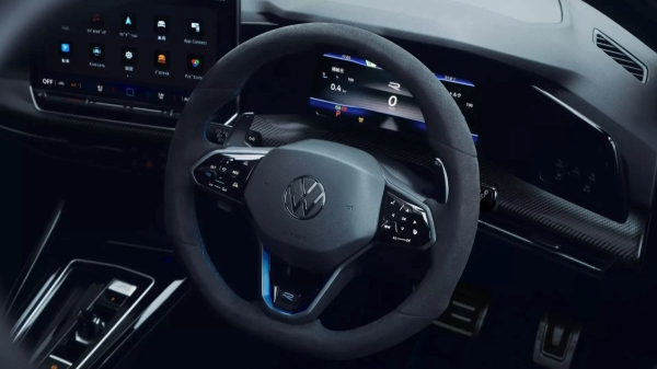 Хот-хэтч Volkswagen Golf R почернел в Японии Хот-хэтч Volkswagen Golf R почернел в Японии
